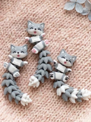 ¡Un toque de ternura astuta para tus llaves! 🦊✨ Sumale un detalle único a tu día a día con nuestros nuevos Llaveros de Zorrito Gris impresos en 3D. Con un diseño súper adorable y compacto, son el accesorio perfecto para darle personalidad a tus llaves, mochila o bolso. 🐾 Elige tu versión favorita: Disponible en 3 variaciones de color en sus patitas: 🩶 Patitas Grises: Un estilo monocromático y delicado. 🩷 Patitas Rosas: Un contraste tierno y encantador. 🖤 Patitas Negras: El toque clásico y bien definido. ✨ Detalles del producto: Diseño: Zorrito gris impreso en 3D con acabados bien detallados. Variedad: 3 versiones distintas para elegir la combinación que más vaya con vos. Uso: Ideal para tus llaves, personalizar cierres de mochilas o sorprender con un regalo muy especial. ¡Elegí tu versión preferida y llevá la astucia y ternura de este zorrito a todos lados! 🦊💖