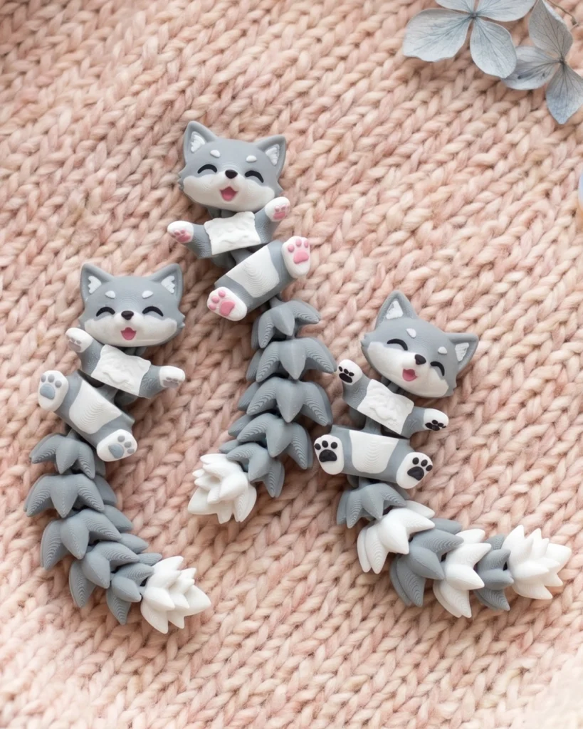 ¡Un toque de ternura astuta para tus llaves! 🦊✨ Sumale un detalle único a tu día a día con nuestros nuevos Llaveros de Zorrito Gris impresos en 3D. Con un diseño súper adorable y compacto, son el accesorio perfecto para darle personalidad a tus llaves, mochila o bolso. 🐾 Elige tu versión favorita: Disponible en 3 variaciones de color en sus patitas: 🩶 Patitas Grises: Un estilo monocromático y delicado. 🩷 Patitas Rosas: Un contraste tierno y encantador. 🖤 Patitas Negras: El toque clásico y bien definido. ✨ Detalles del producto: Diseño: Zorrito gris impreso en 3D con acabados bien detallados. Variedad: 3 versiones distintas para elegir la combinación que más vaya con vos. Uso: Ideal para tus llaves, personalizar cierres de mochilas o sorprender con un regalo muy especial. ¡Elegí tu versión preferida y llevá la astucia y ternura de este zorrito a todos lados! 🦊💖