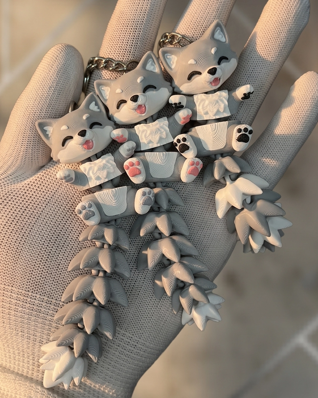 ¡Un toque de ternura astuta para tus llaves! 🦊✨ Sumale un detalle único a tu día a día con nuestros nuevos Llaveros de Zorrito Gris impresos en 3D. Con un diseño súper adorable y compacto, son el accesorio perfecto para darle personalidad a tus llaves, mochila o bolso. 🐾 Elige tu versión favorita: Disponible en 3 variaciones de color en sus patitas: 🩶 Patitas Grises: Un estilo monocromático y delicado. 🩷 Patitas Rosas: Un contraste tierno y encantador. 🖤 Patitas Negras: El toque clásico y bien definido. ✨ Detalles del producto: Diseño: Zorrito gris impreso en 3D con acabados bien detallados. Variedad: 3 versiones distintas para elegir la combinación que más vaya con vos. Uso: Ideal para tus llaves, personalizar cierres de mochilas o sorprender con un regalo muy especial. ¡Elegí tu versión preferida y llevá la astucia y ternura de este zorrito a todos lados! 🦊💖